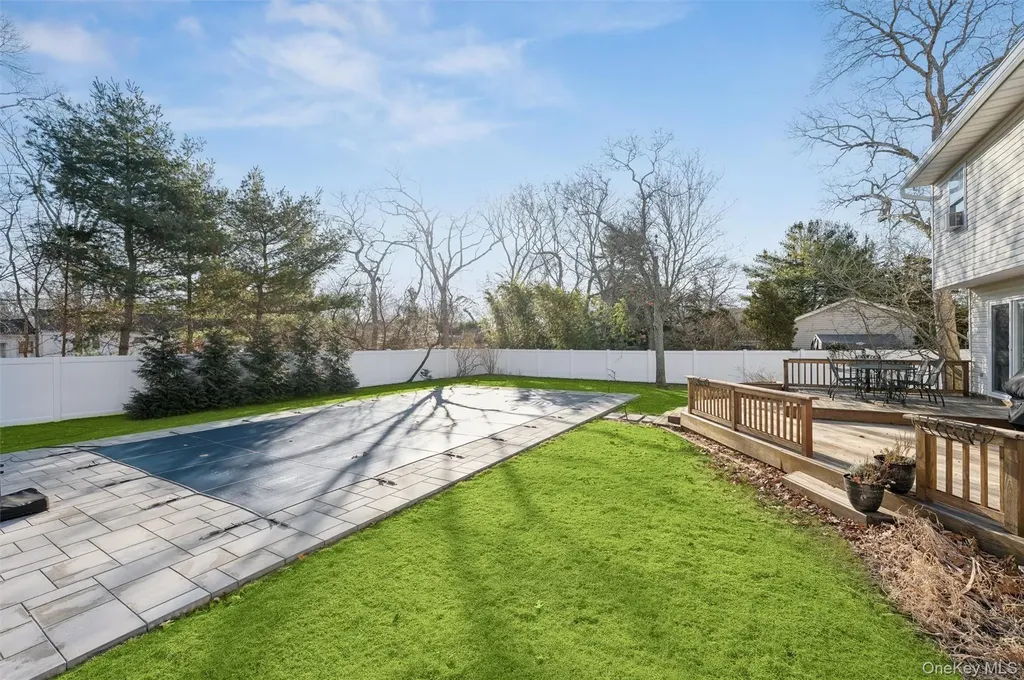 7 Huckleberry Lane Hampton Bays NY 11946