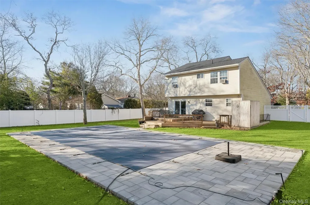 7 Huckleberry Lane Hampton Bays NY 11946