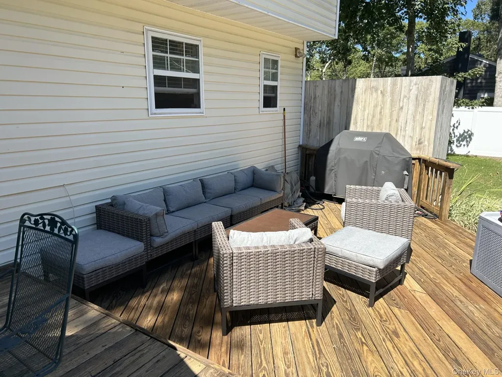 7 Huckleberry Lane Hampton Bays NY 11946