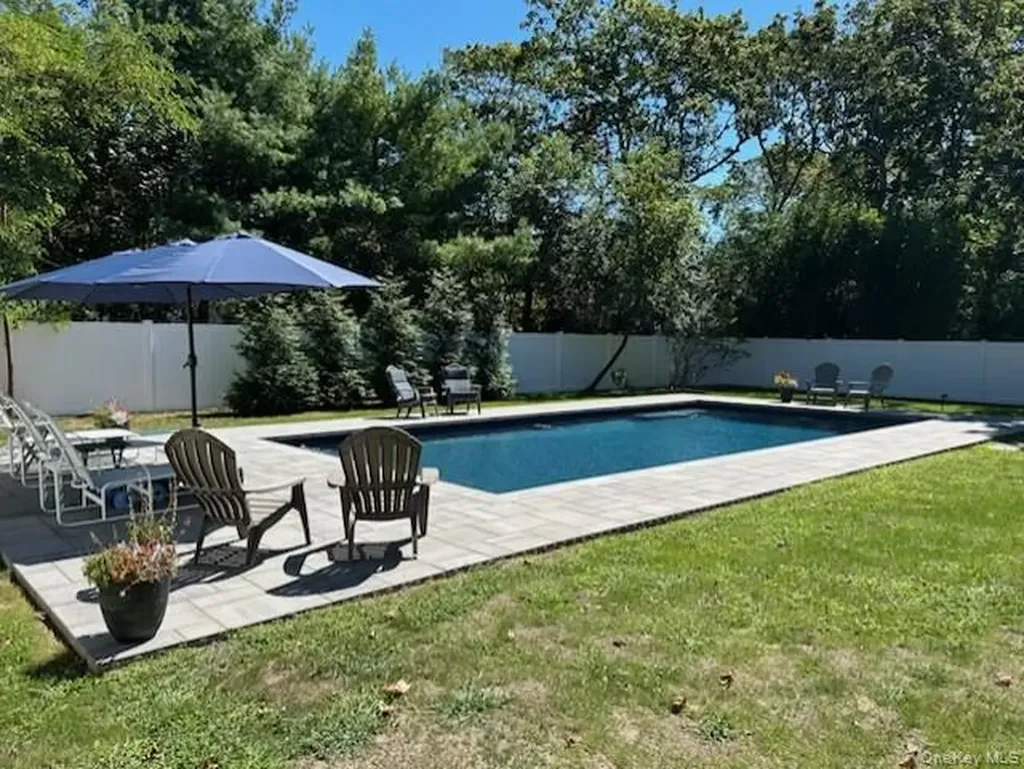 7 Huckleberry Lane Hampton Bays NY 11946