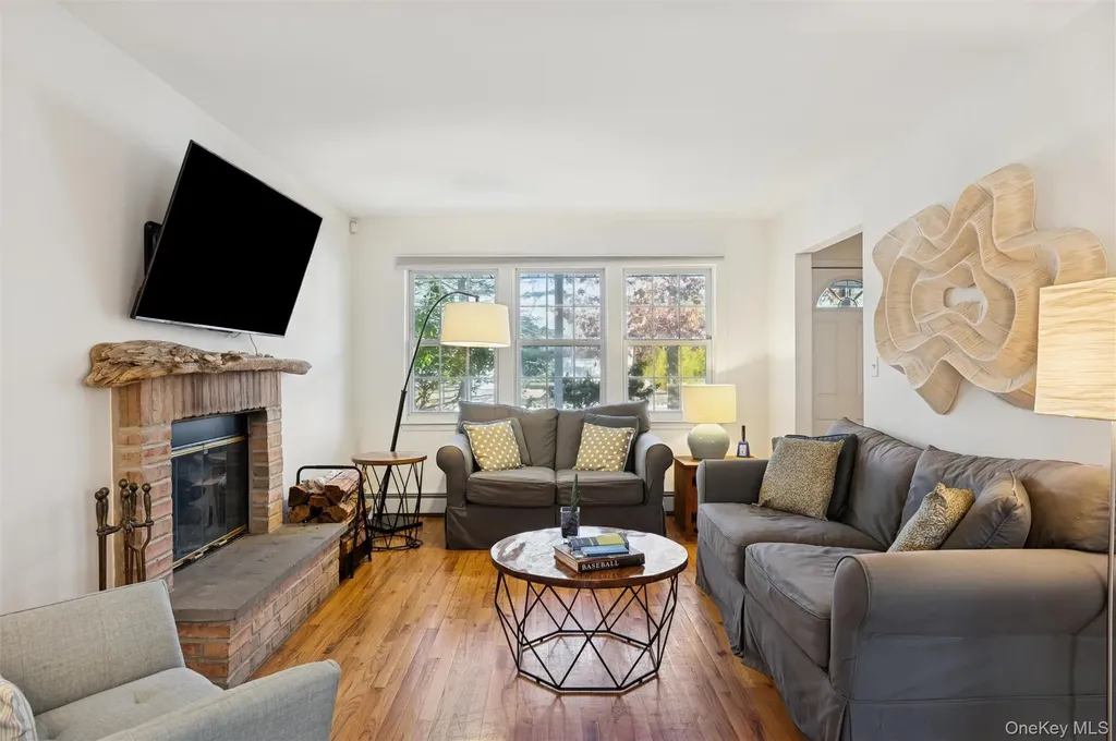 7 Huckleberry Lane Hampton Bays NY 11946