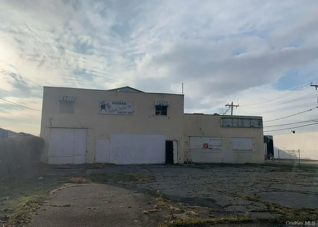 525 Ray Street Freeport NY 11520