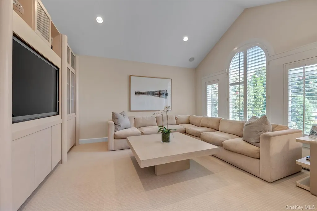17 Evergreen Circle Manhasset NY 11030