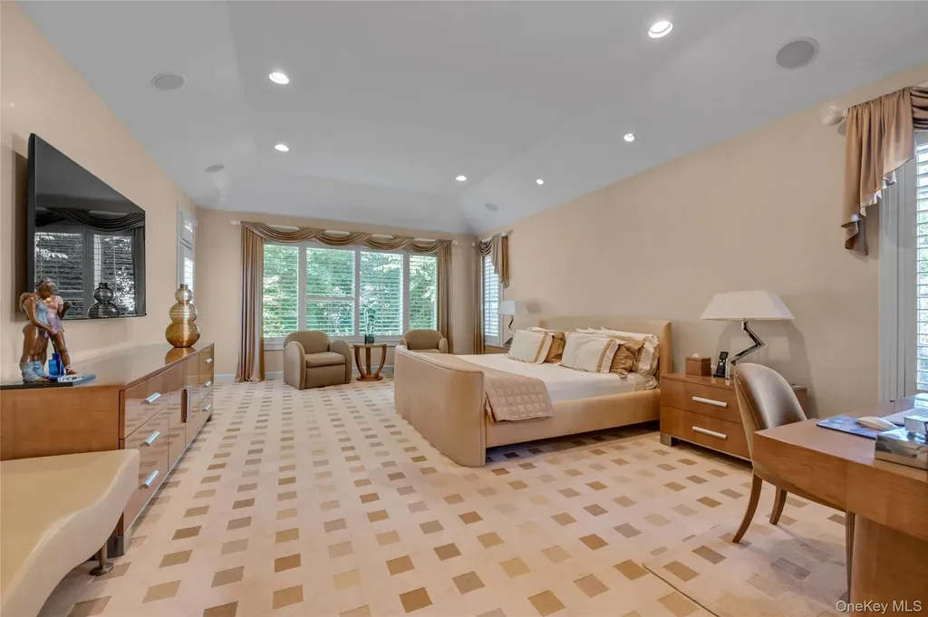 17 Evergreen Circle Manhasset NY 11030
