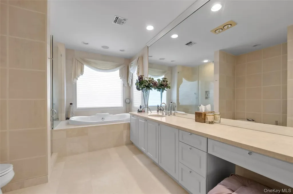 17 Evergreen Circle Manhasset NY 11030