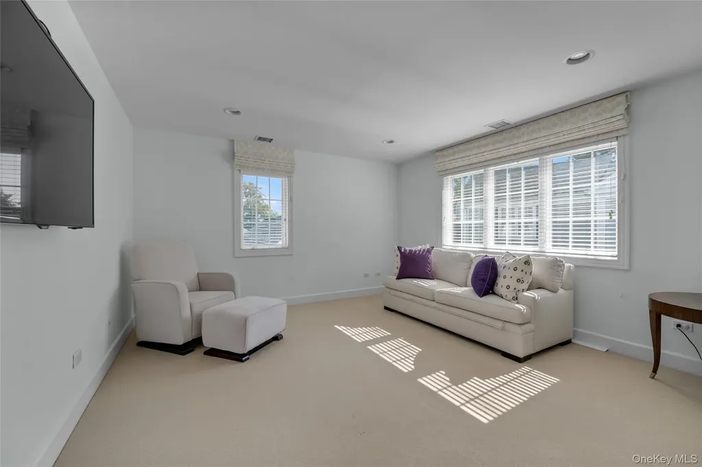 17 Evergreen Circle Manhasset NY 11030