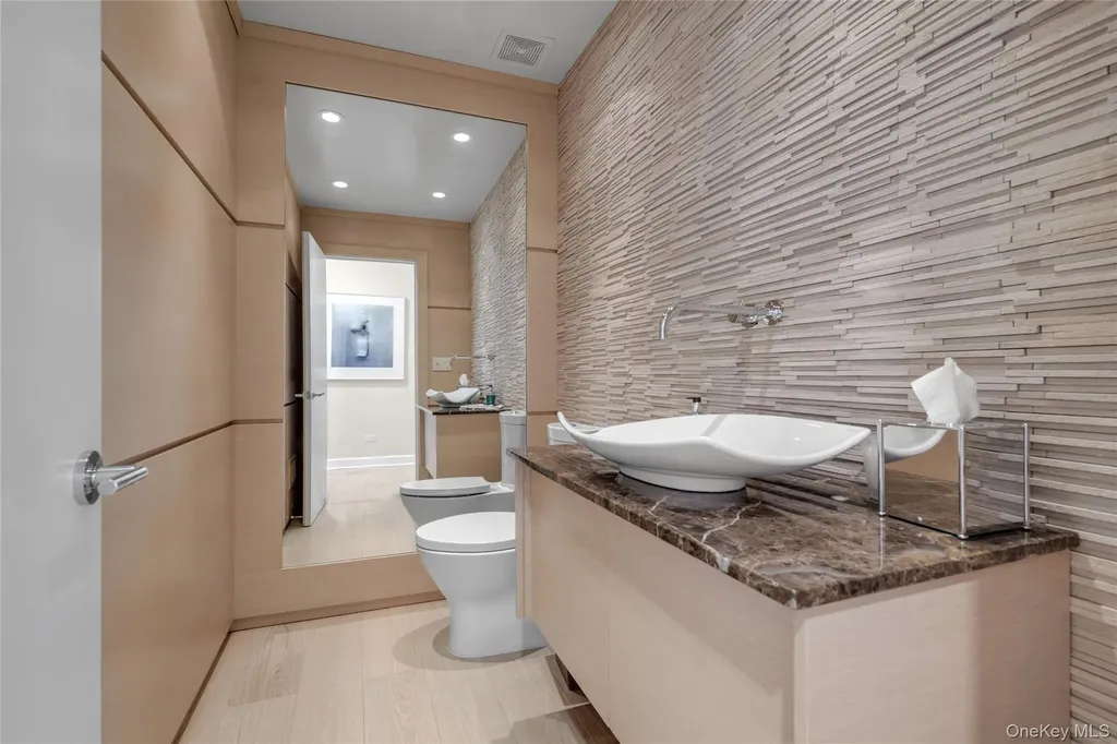 17 Evergreen Circle Manhasset NY 11030