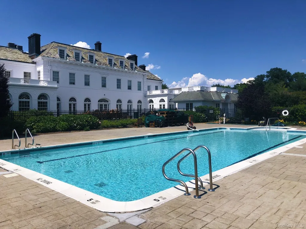 17 Evergreen Circle Manhasset NY 11030