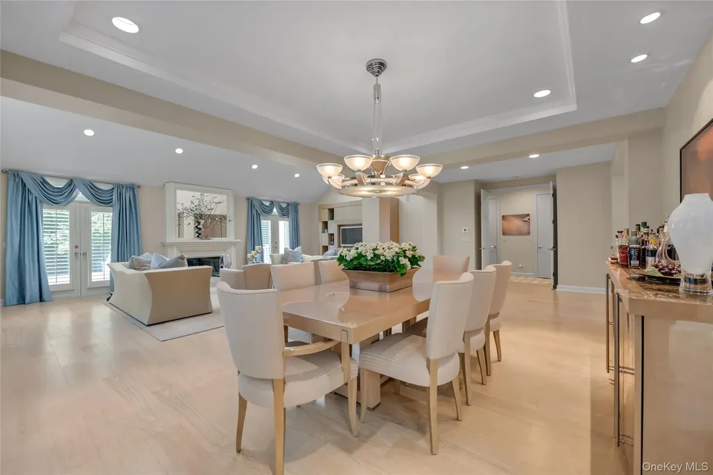 17 Evergreen Circle Manhasset NY 11030