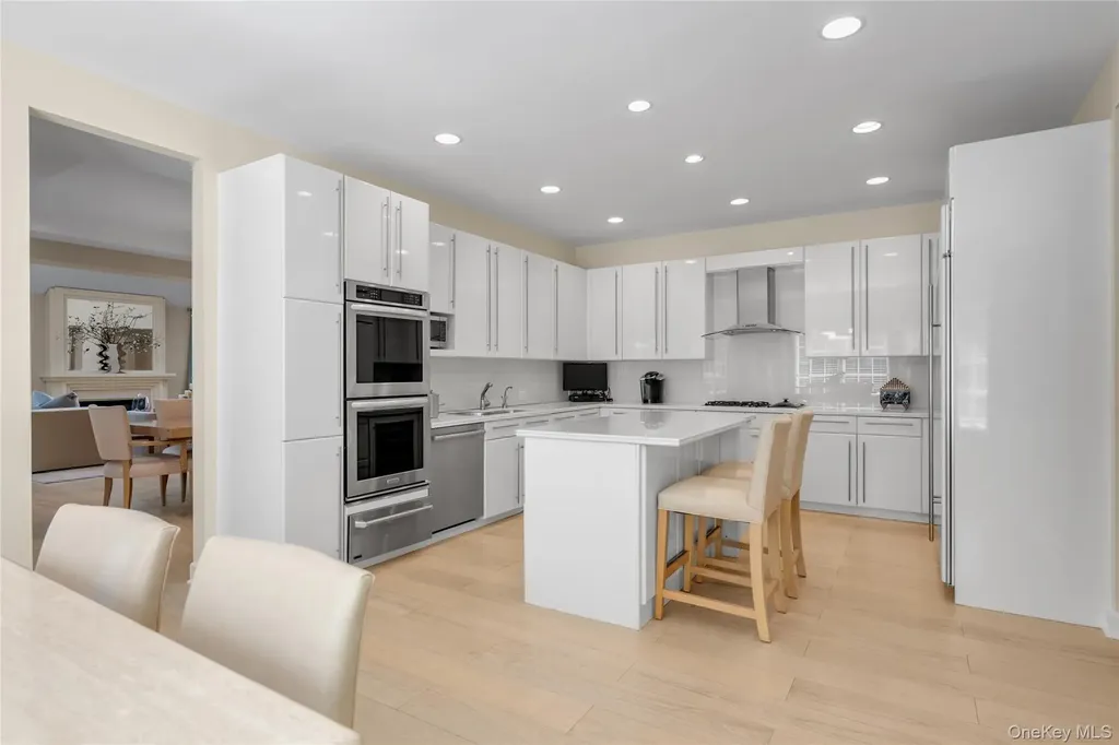 17 Evergreen Circle Manhasset NY 11030
