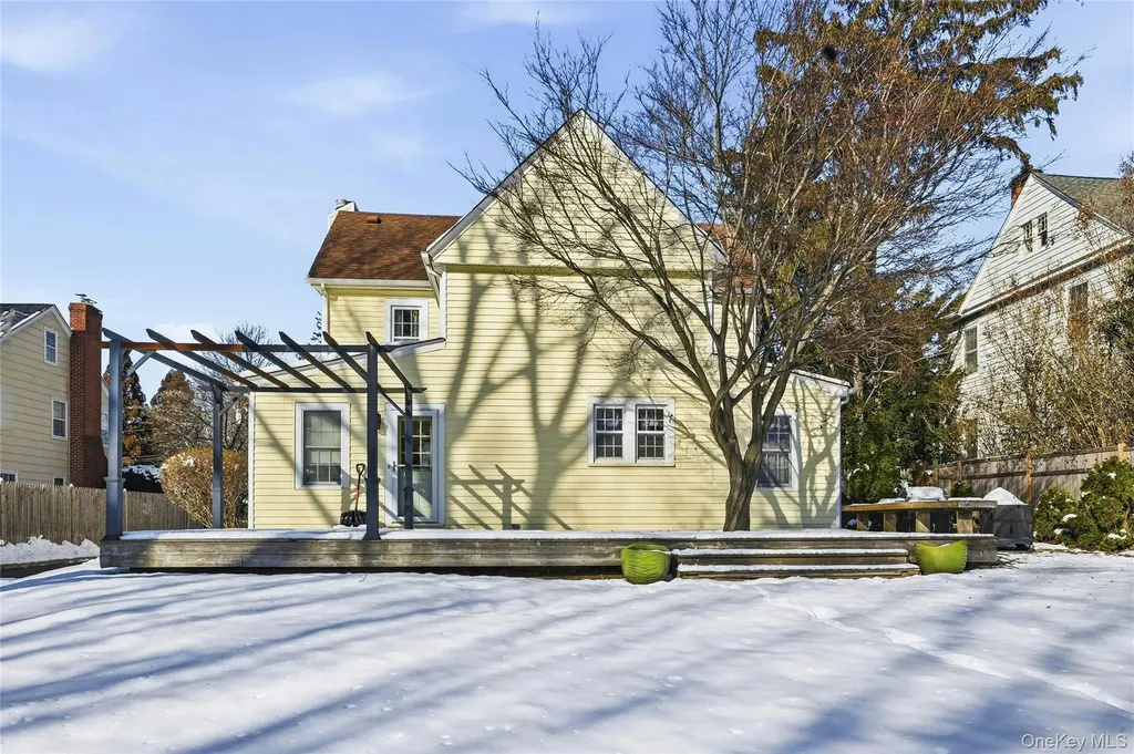13 Walnut Street Glen Head NY 11545