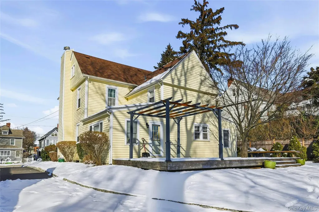 13 Walnut Street Glen Head NY 11545