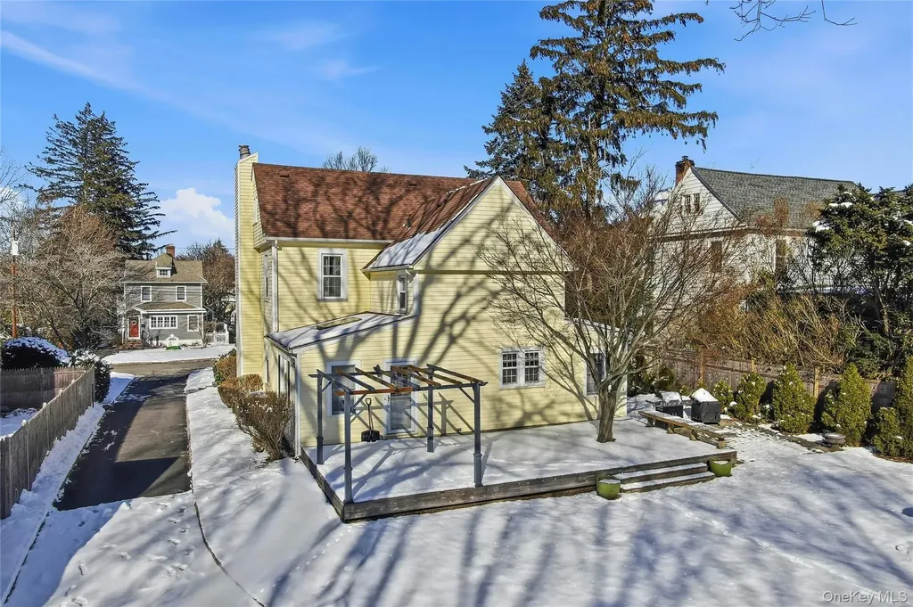 13 Walnut Street Glen Head NY 11545