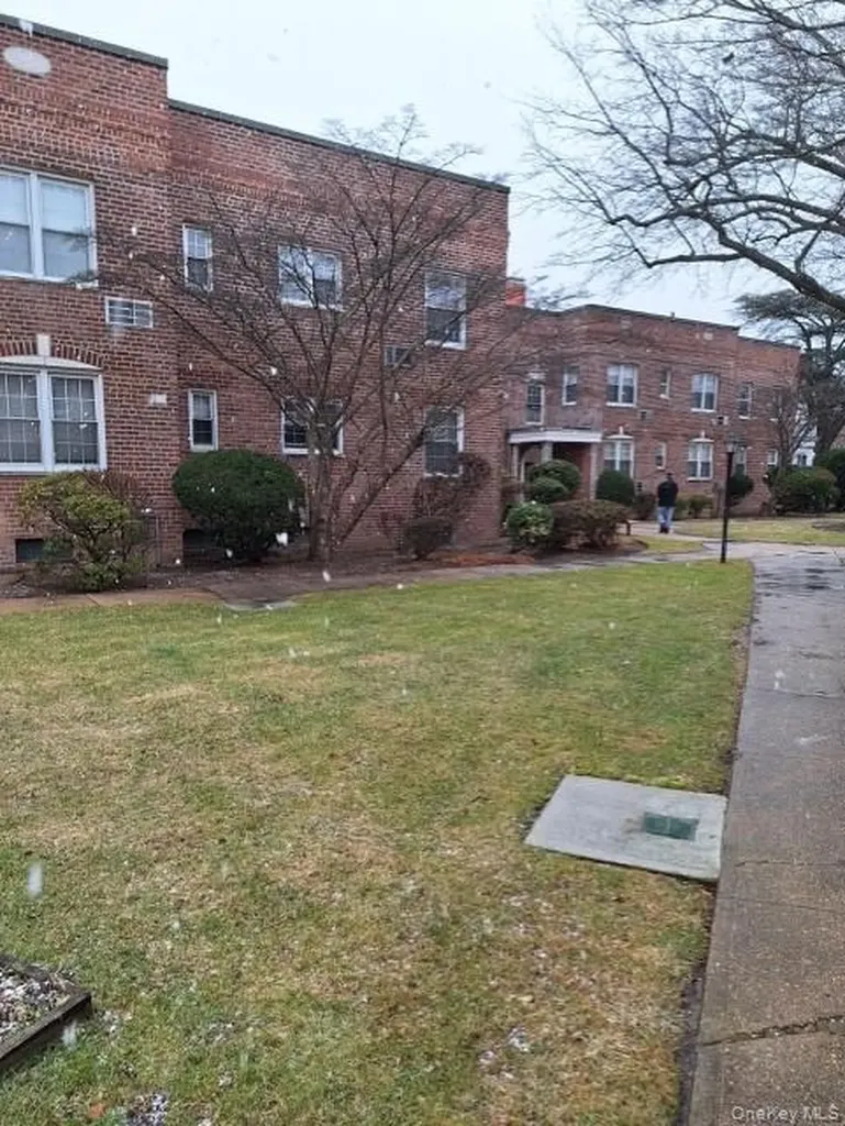 250 Central Avenue Lawrence NY 11559
