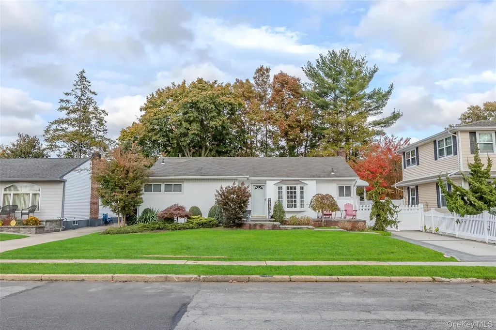 527 Spruce Lane East Meadow NY 11554