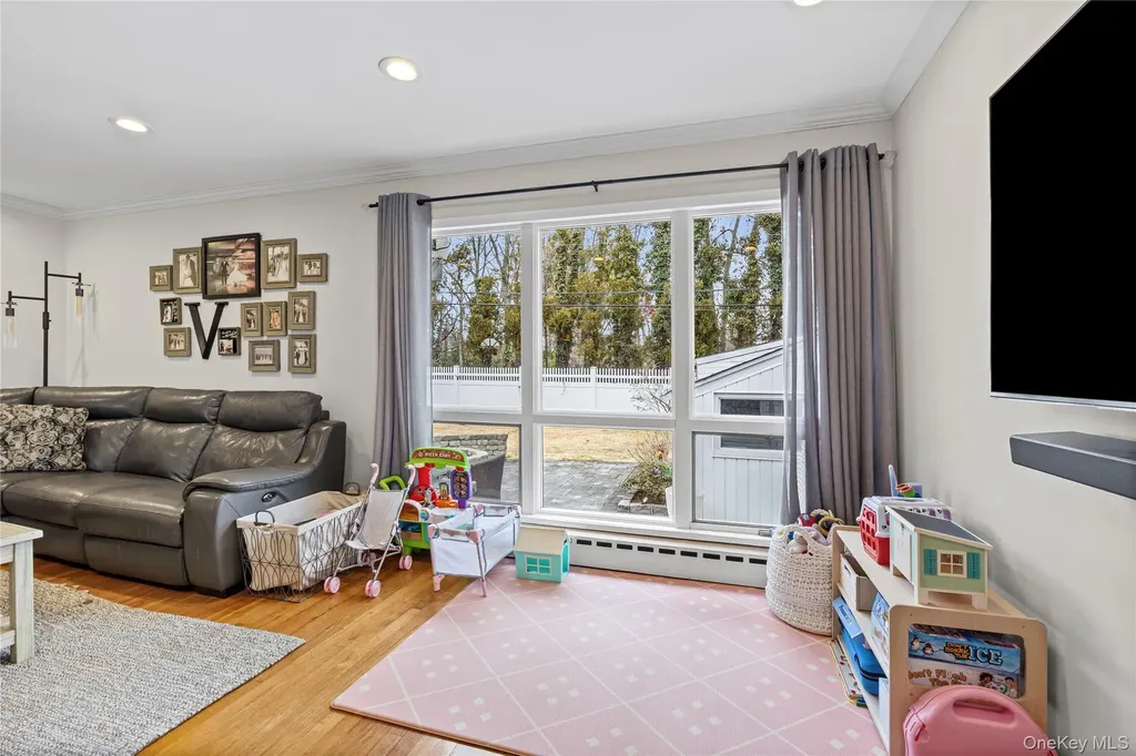 527 Spruce Lane East Meadow NY 11554