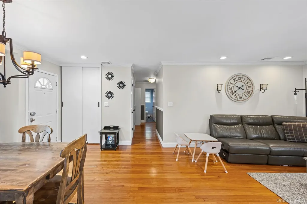 527 Spruce Lane East Meadow NY 11554