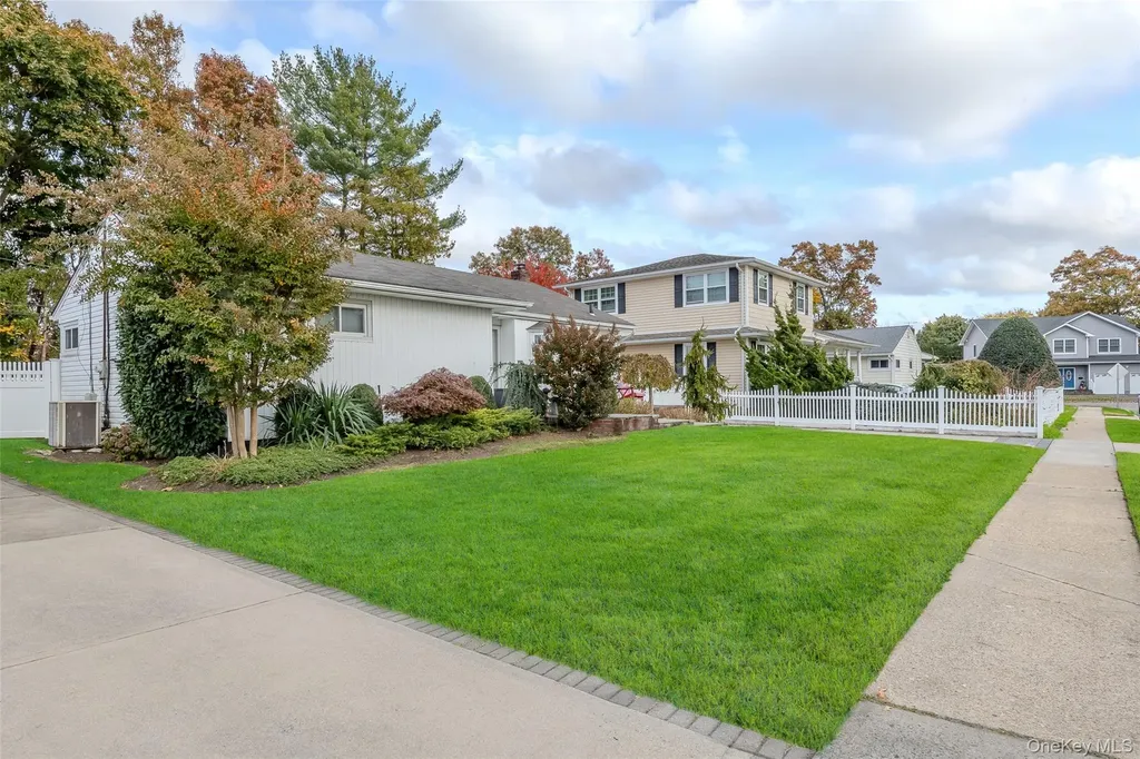 527 Spruce Lane East Meadow NY 11554