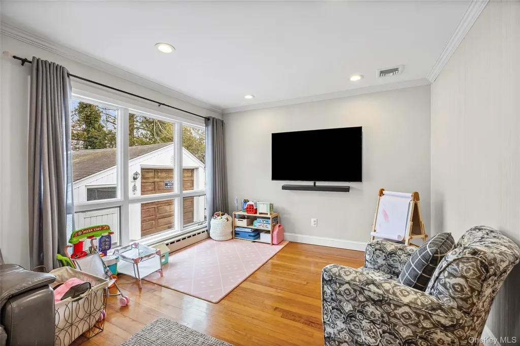 527 Spruce Lane East Meadow NY 11554