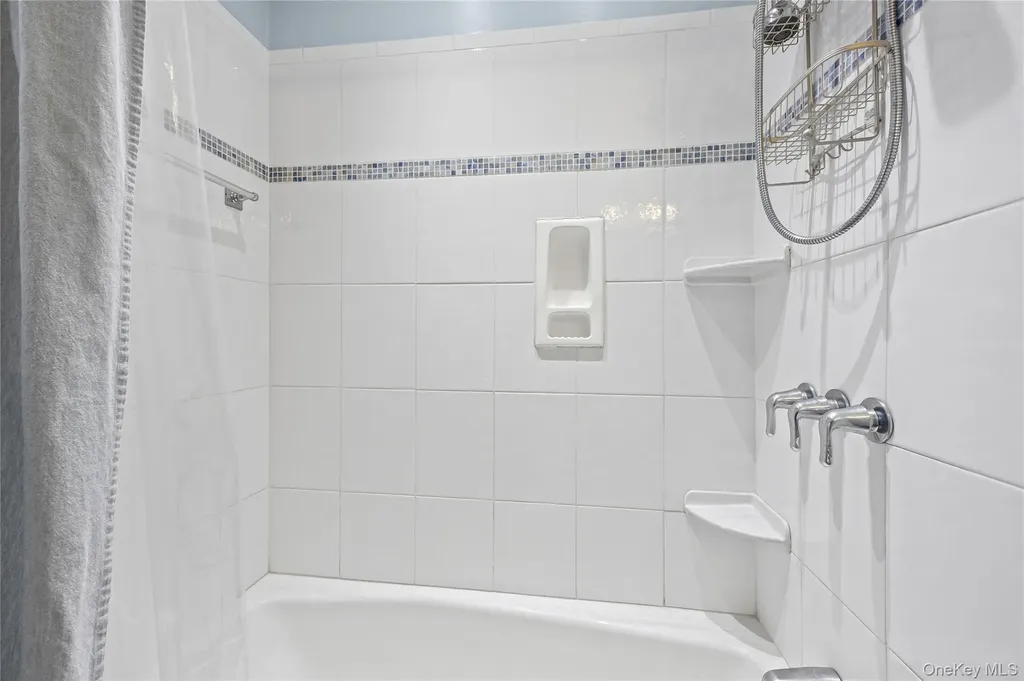 527 Spruce Lane East Meadow NY 11554