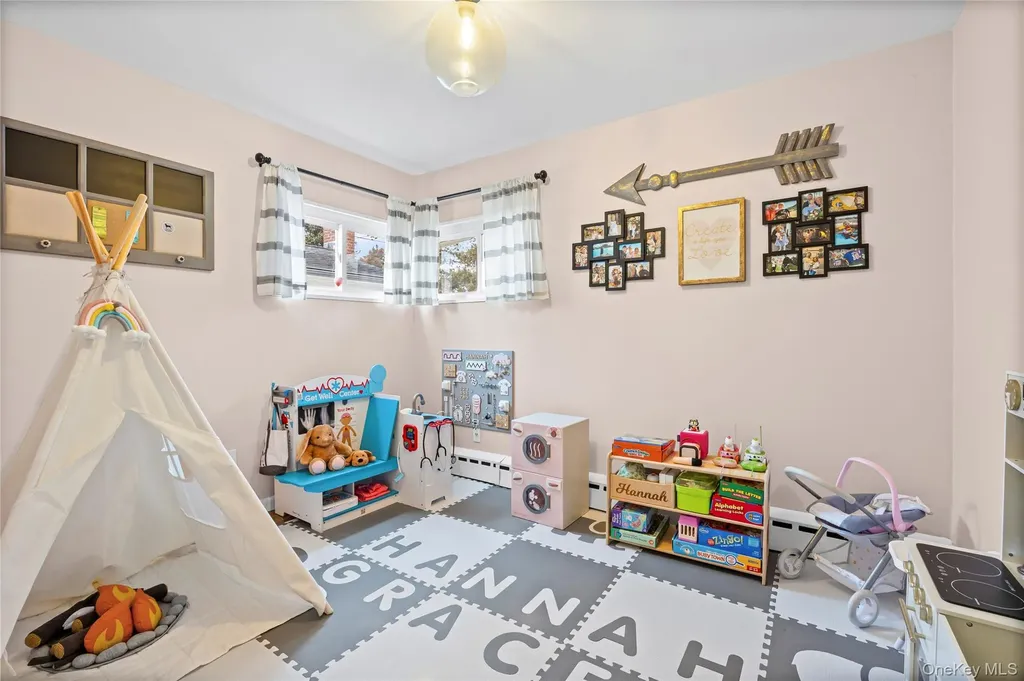 527 Spruce Lane East Meadow NY 11554