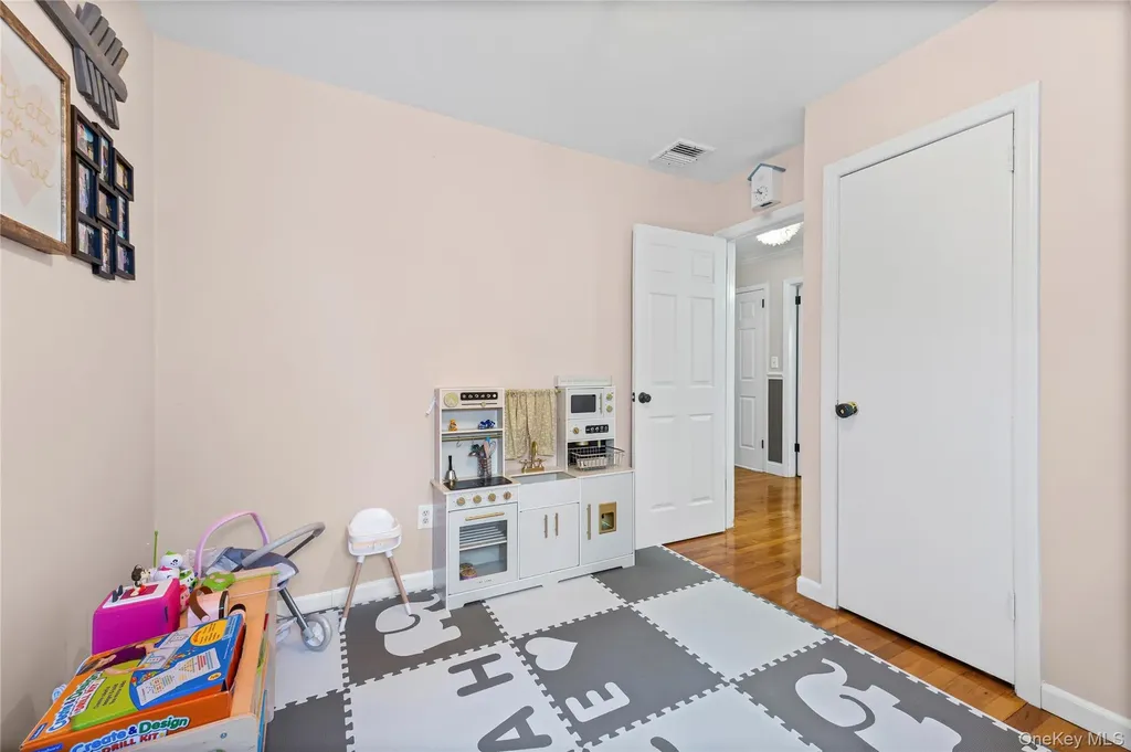 527 Spruce Lane East Meadow NY 11554