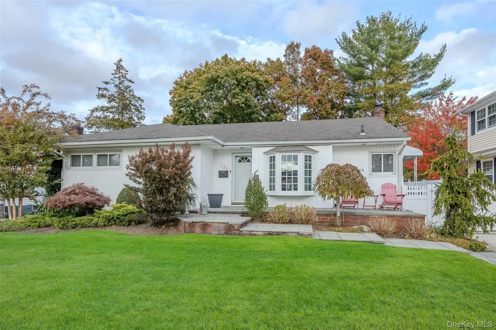 527 Spruce Lane East Meadow NY 11554