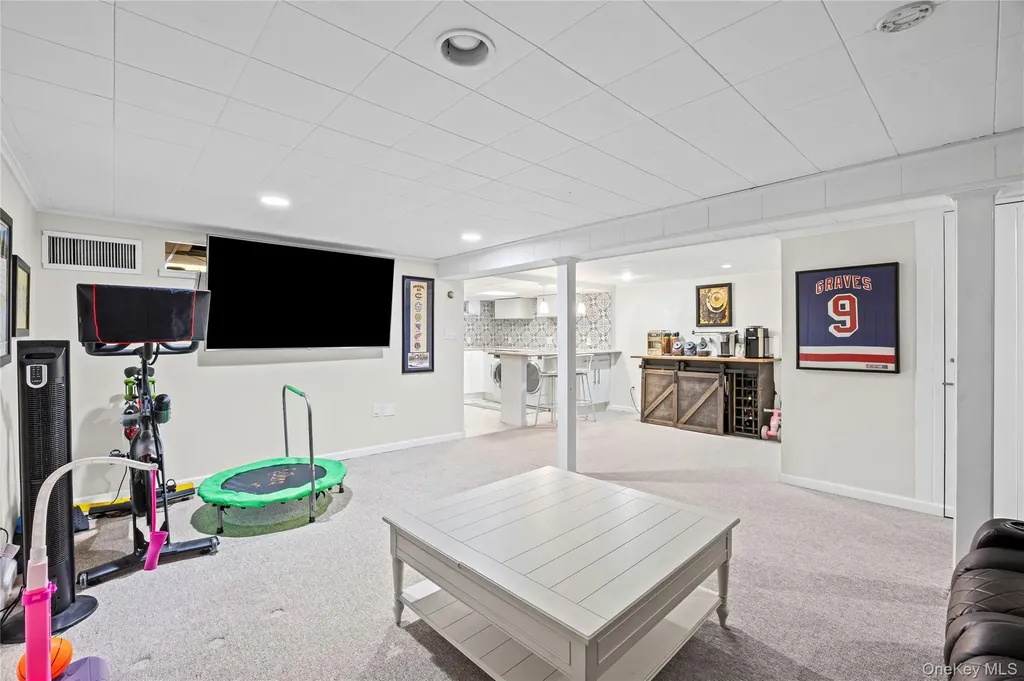 527 Spruce Lane East Meadow NY 11554