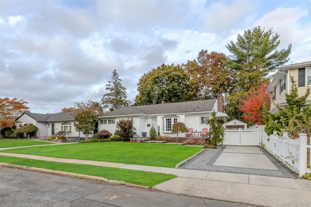 527 Spruce Lane East Meadow NY 11554