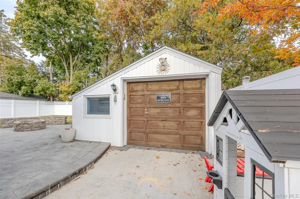 527 Spruce Lane East Meadow NY 11554