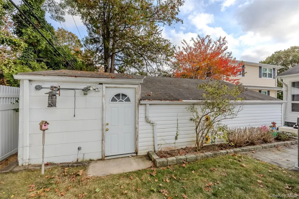 527 Spruce Lane East Meadow NY 11554