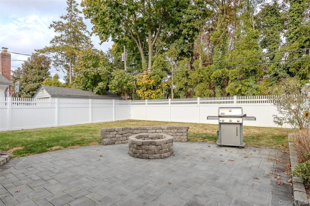 527 Spruce Lane East Meadow NY 11554
