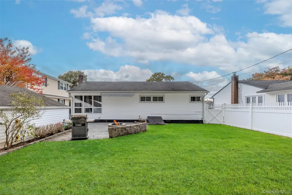527 Spruce Lane East Meadow NY 11554