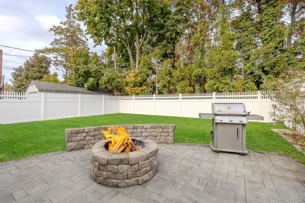 527 Spruce Lane East Meadow NY 11554