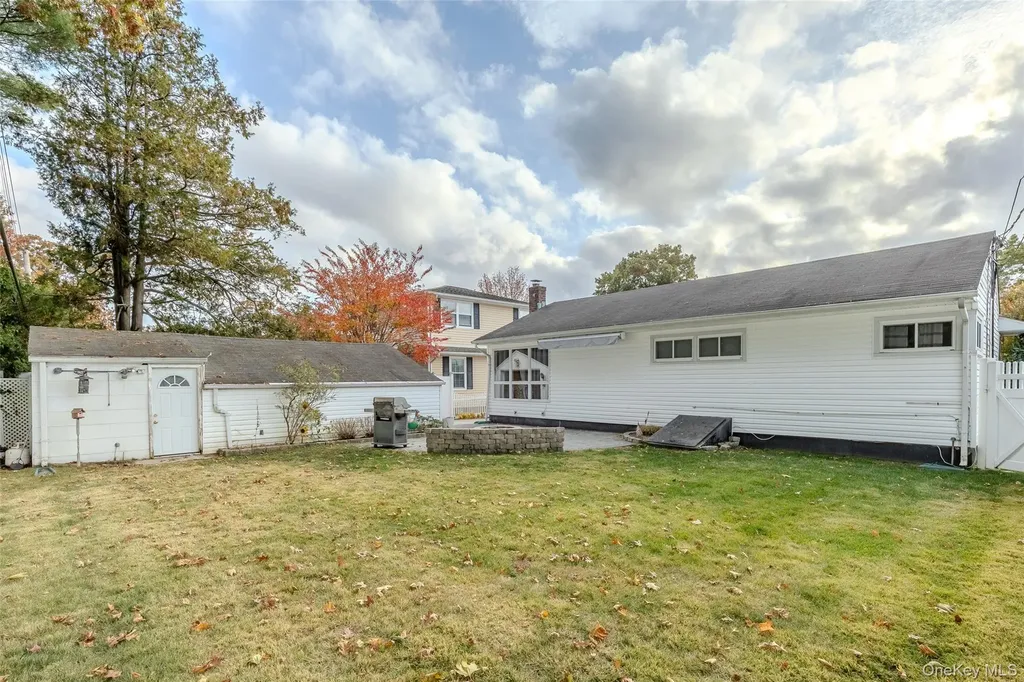 527 Spruce Lane East Meadow NY 11554