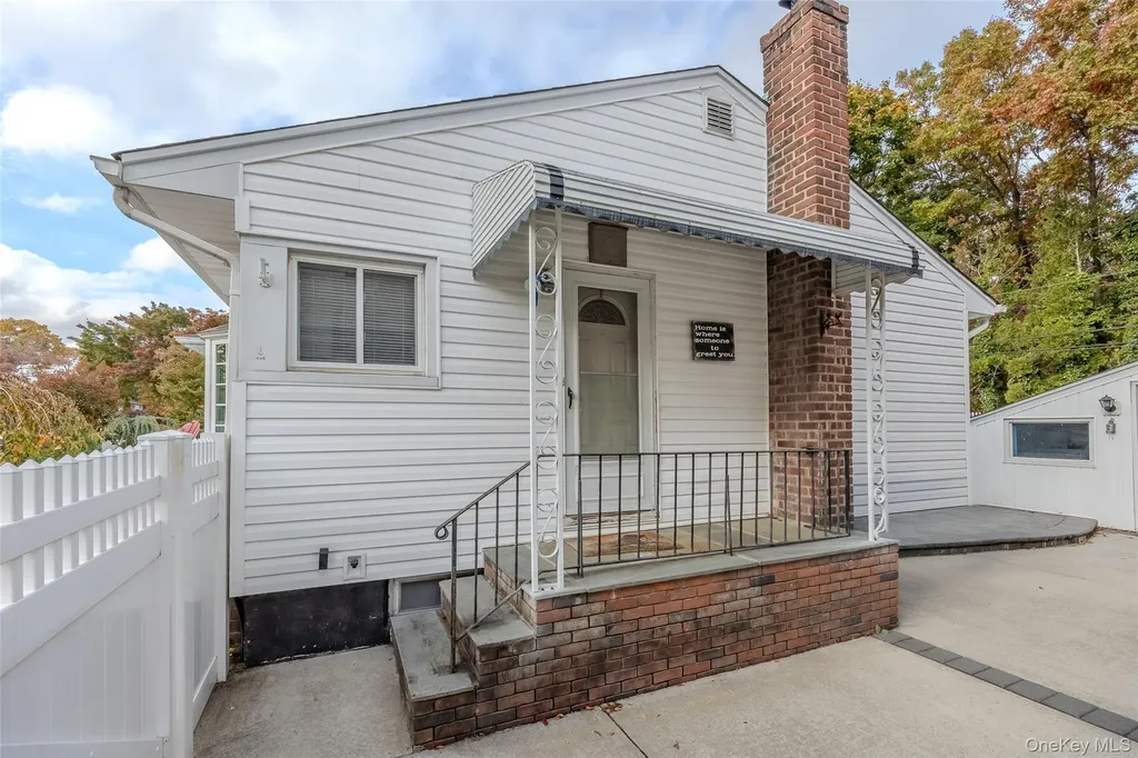 527 Spruce Lane East Meadow NY 11554