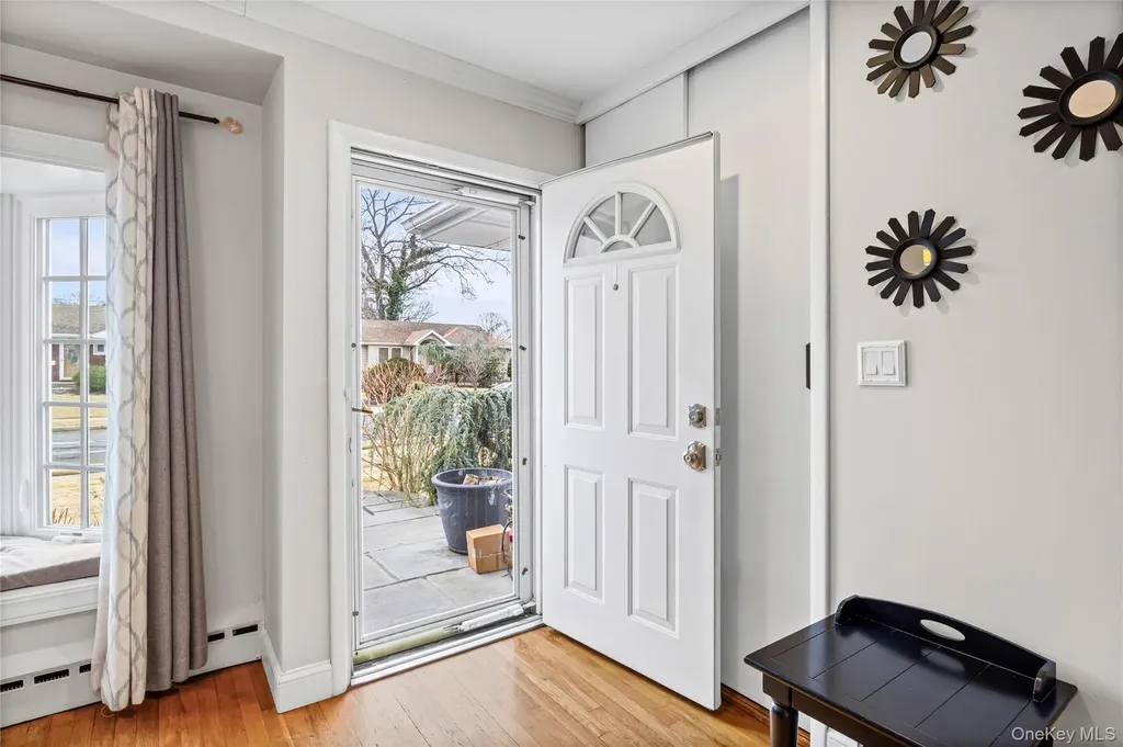 527 Spruce Lane East Meadow NY 11554
