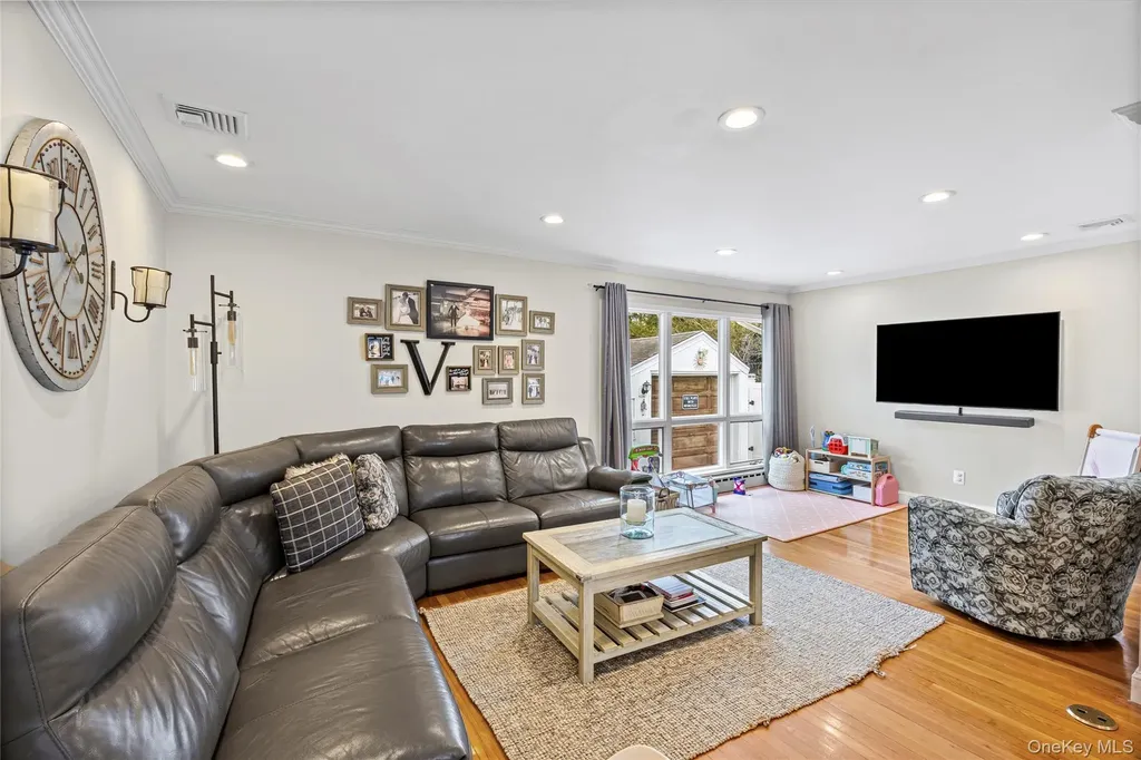 527 Spruce Lane East Meadow NY 11554