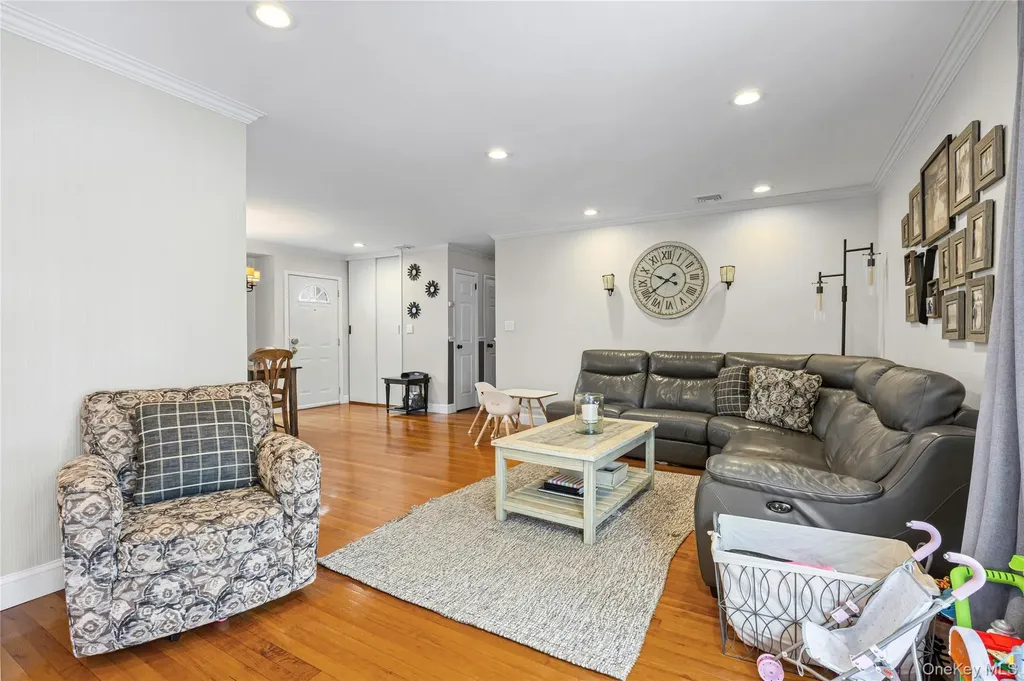 527 Spruce Lane East Meadow NY 11554