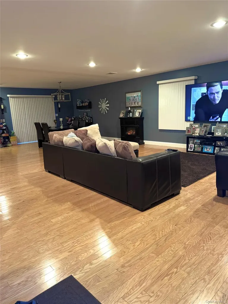 285 Daniel Street Lindenhurst NY 11757