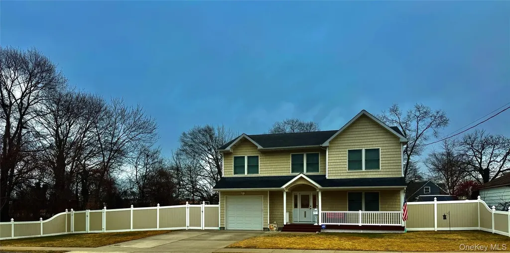 285 Daniel Street Lindenhurst NY 11757