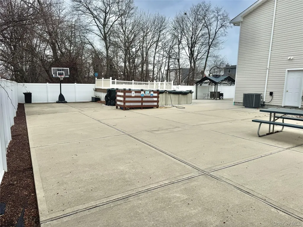 285 Daniel Street Lindenhurst NY 11757