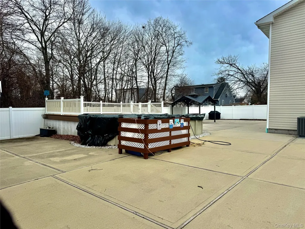 285 Daniel Street Lindenhurst NY 11757