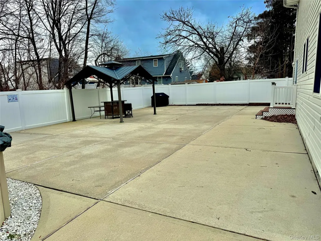 285 Daniel Street Lindenhurst NY 11757
