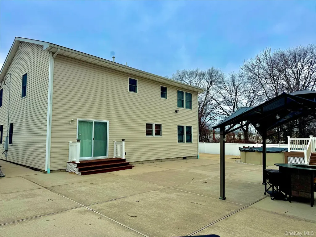 285 Daniel Street Lindenhurst NY 11757
