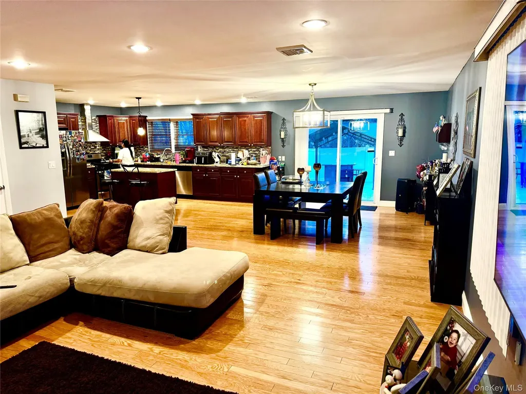 285 Daniel Street Lindenhurst NY 11757