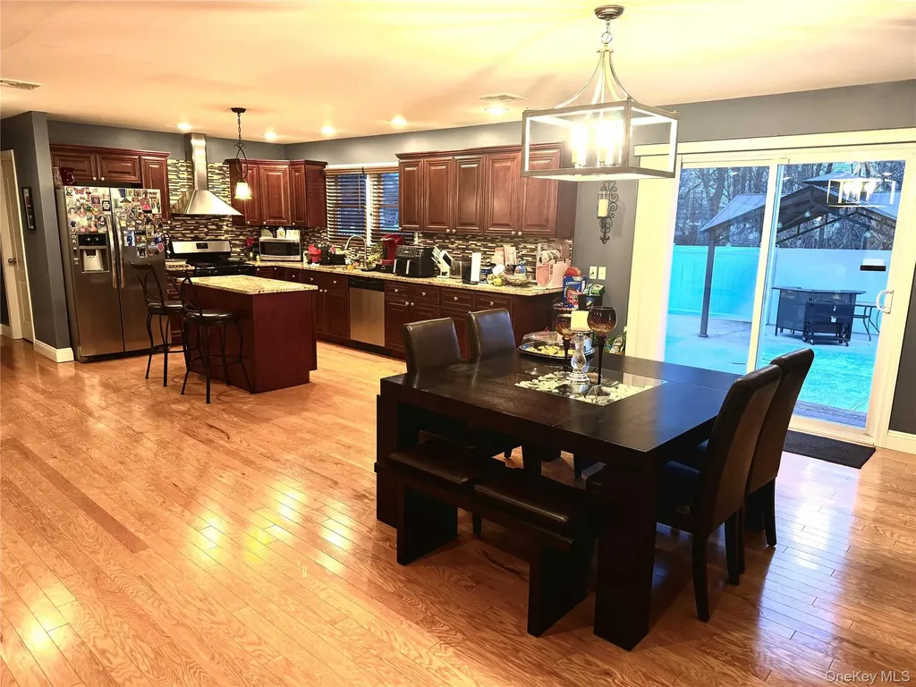 285 Daniel Street Lindenhurst NY 11757