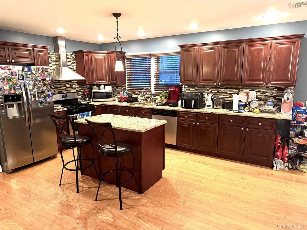 285 Daniel Street Lindenhurst NY 11757