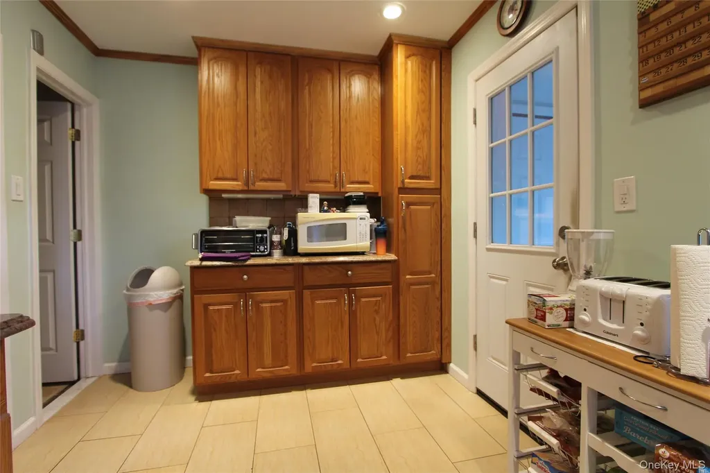 69-23 64th Place Glendale NY 11385