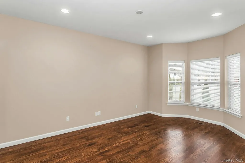 28 Spring Drive Seaford NY 11783
